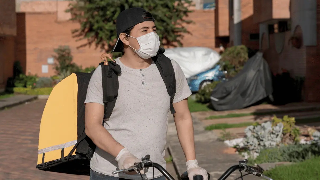 Persona con tapabocas desechable