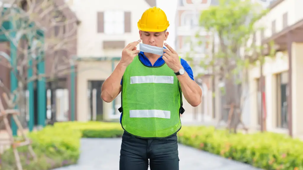 hombre tapabocas desechable